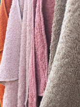 Lade das Bild in den Galerie-Viewer, Frottierhandtuch dunkel Rosé